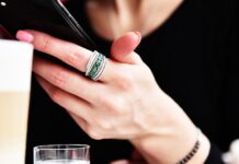 Šperk s drahým kamenem je nejvěrnější důkaz lásky, ale jeho výběr byste neměli podceňovat