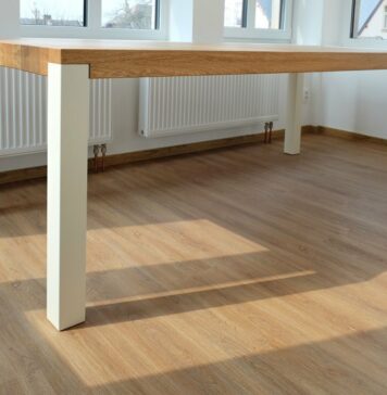 Výhody a nevýhody jídelních stolů z masivu